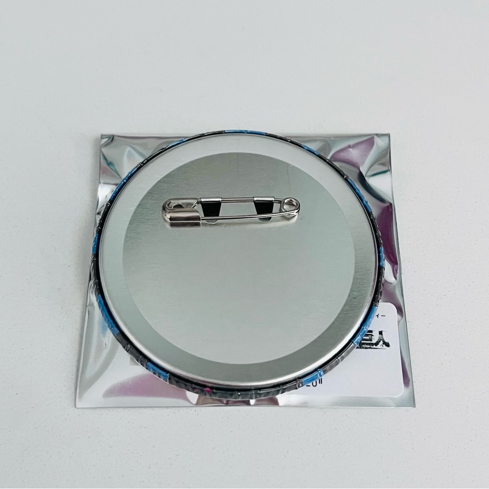 Attack on Titan Mikasa Ackerman Casino Dealer ver. Hologram Tin Badge - Picture 3 of 4